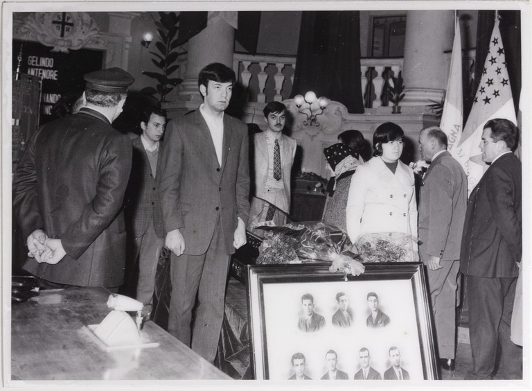 Gattatico-Reggio Emilia, 27-30 marzo 1970, Funerali di Alcide Cervi, camera ardente di Alcide nella Sala del Tricolore di Reggio Emilia, picchetto d'onore